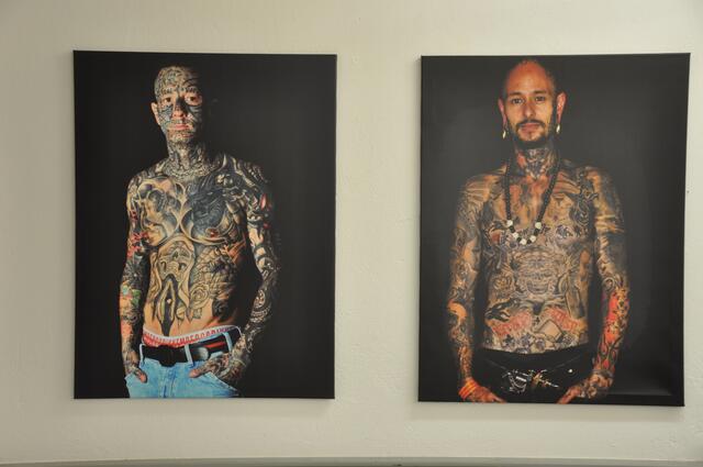 Tattoo - Geschichten auf der Haut. Kunstausstellung INSIDE OUT von Susanne Schumacher in Berlin, Tempelhofer Feld, Haus 104.