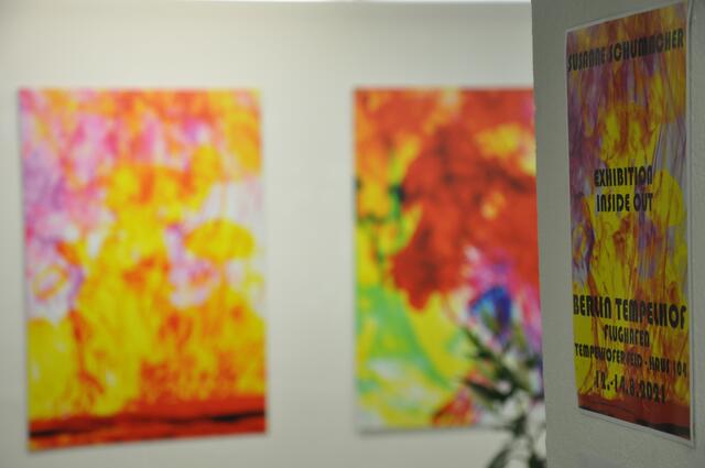 Kunstausstellung INSIDE OUT in Berlin, Tempelhofer Feld, Haus 104.