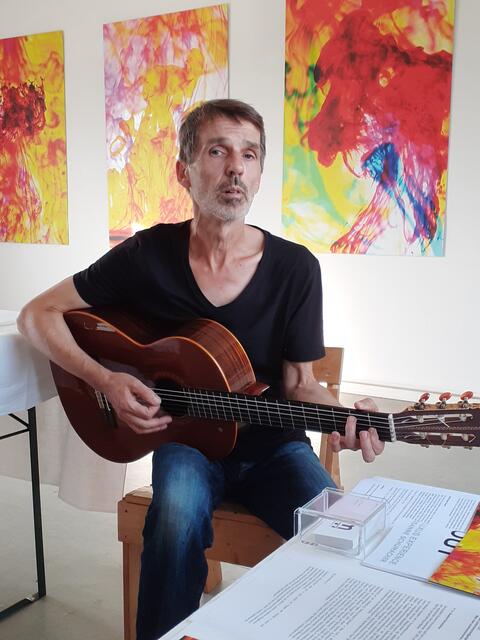 Liedermacher Wolfgang Kersting in der Kunstausstellung von Susanne Schumacher. INSIDE OUT - Berlin - Tempelhofer Feld - Haus 104.