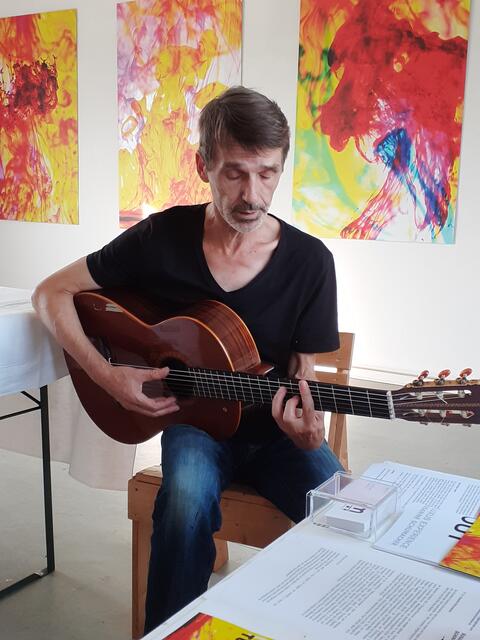 Liedermacher Wolfgang Kersting. Kunstausstellung INSIDE OUT von Susanne Schumacher in Berlin, Tempelhofer Feld, Haus 104.