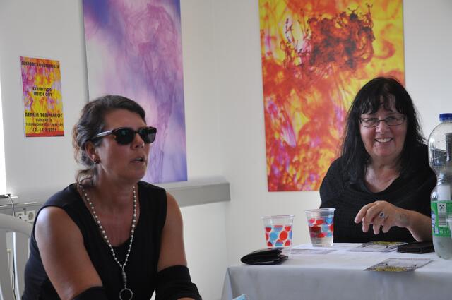 Schöne Begegnungen. Kunstausstellung INSIDE OUT in Berlin, Tempelhofer Feld, Haus 104.