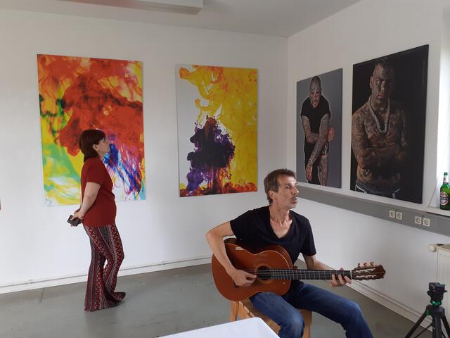 Schöne Begegnungen. Musik: Liedermacher Wolfgang Kersting. Kunstausstellung INSIDE OUT von Susanne Schumacher in Berlin, Tempelhofer Feld, Haus 104.