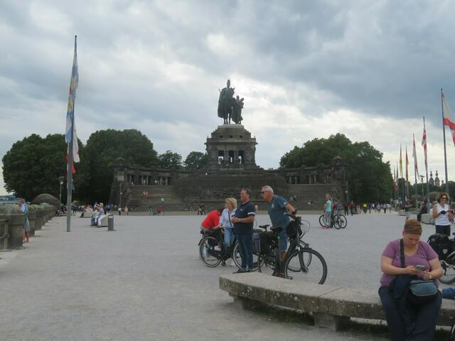 Viel Verkehr am Sonntag,das Denkmal von Kaiser Wilhelm den 1 ten.