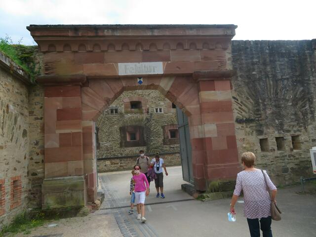 Gewaltiges Tor.