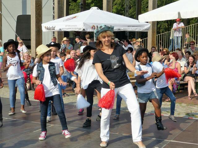 Diesmal leider nicht dabei: Die Kinder der Regenbogen-Linedancegruppe mit Linedance vom Feinsten, sie waren mit Herz und Seele dabei und der bunte Anblick spiegelte das Neuköllner Multi-Kulti Flair wider. Das Foto stammt vom Fest vor 2 Jahren.