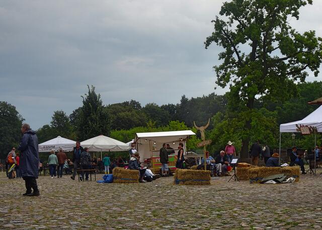 Der Marktplatz im Gutshof am Wochenende bei durchwachsenem Wetter. Nicht so belebt wie sonst, da nur eine begrenzte Zuschauerzahl zugelassen war.
