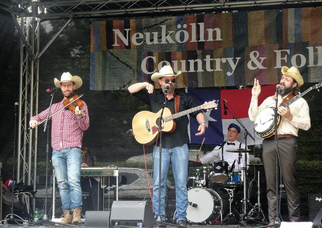 Diese Band nennt sich "Shotgun Willie and the Texas Pickers", sind Nachkommen von deutschen Einwanderern in Texas. Sie boten ein ganz lustiges Programm mit viel Spaß und sogar Jodeln auf der kleineren Bühne.