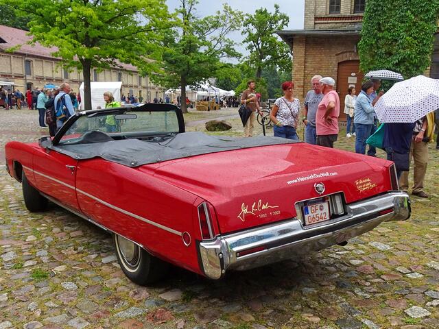 Dieser Caddy (Cadillac Elldorado) soll einmal Johnny Cash gehört haben und ist nun im Besitz des Countrymusikers Heinrich "Doc" Wolf. Unter den Zuschauern wird stets eine Fahrt im Caddy verlost.