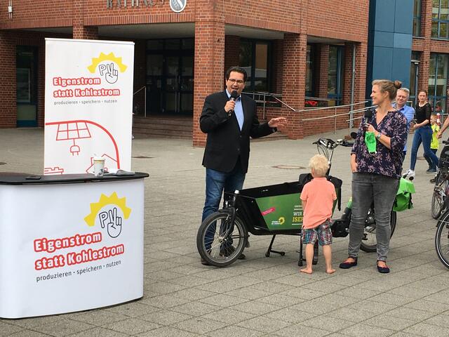 Lifestream vom Rathausplatz Awb mit der jetzigen Bürgermeister-Kandidatin der Isernhagner Grünen Dr. Gretha Burchard