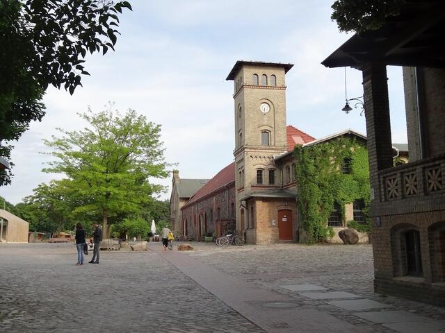 Der renovierte Gutshof Britz, vorn die ehem. Schmiede mit dem Uhrenturm. Das Gelände kann vielfältig genutzt werden, Open Air Bühne, klassische Konzerte im ehem. Kuhstall. Der historische Pferdestall beherbergt heute über zwei Etagen das Museum Neukölln.