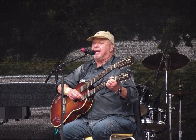 Heinrich "Doc" Wolf singt im Stil von Johnny Cash, seine Stimme hat auch etwas Ähnlichkeit.