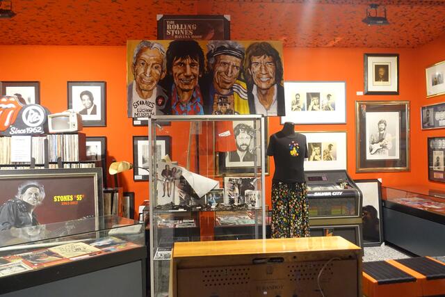 Glasvitrinen mit Erinnerungsstücken, davon gibt es jede Menge