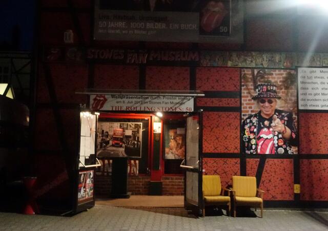 Eingang zum Museum, rechts Ullis Konterfei - er ist wirklich nicht zu übersehen. Auf der geräumigen Bühne bucht Ulli von Zeit zu Zeit beliebte Musiker, wie z.B. Albert Hammond, Mungo Jerry, Chris Jagger (Bruder von ...), Albert Lee, Andy Fairweather Low sowie zahlreiche Stones Coverbands und deutsche Musiker aus der Rock'n Roll Szene.