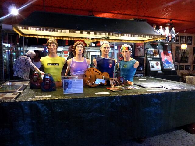 Stones-Figuren auf dem Original Snooker-Tisch. Dieser Tisch ist - wie Ulli in einem Interview sagte - authentisch und stammt aus dem Backstage-Bereich der Stones, wo Keith und Ronnie vor der Show gerne Snooker spielen.