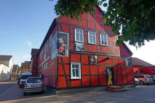 Das Museum von außen. Adresse: Dr.-Lindemann-Str. 14, 
D-29439 Lüchow (Wendland). Vom Ostersonntag bis zum 31. Oktober ist das Stones Fan Museum in Lüchow (Wendland) für seine Fans geöffnet. Einlass ist täglich von 12 – 20 Uhr. Das Museum bleibt in den Wintermonaten geschlossen.
