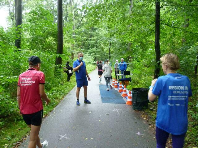 Nacheinander laufen die Teilnehmer/innen von ihren angekreuzten Warteplätzen über die Zeitmessmatte.