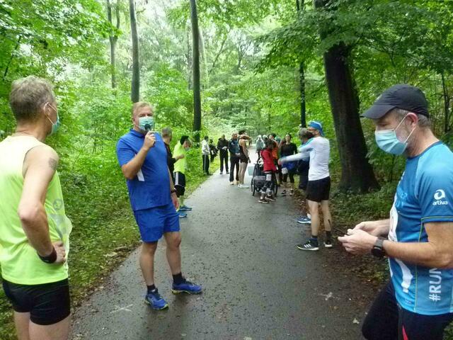 Der Veranstalter Dr. Augath erklärt die Spielregeln für Coronazeiten.