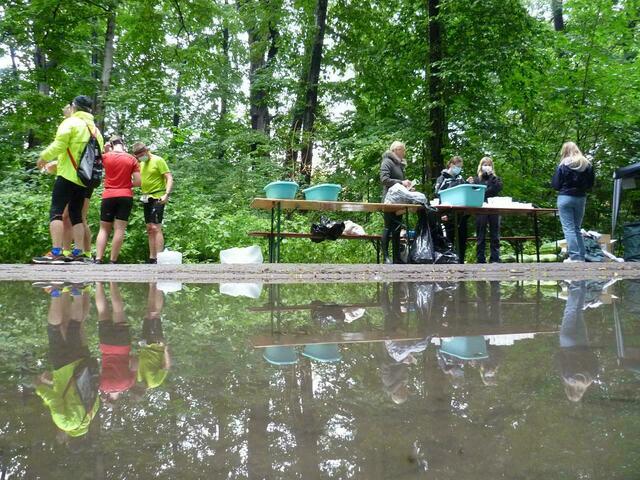 Nachzielbereich mit Getränken und portionierten Melonen.