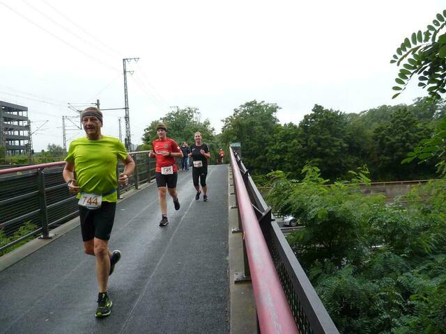 Brücke über den Messeschnellweg.