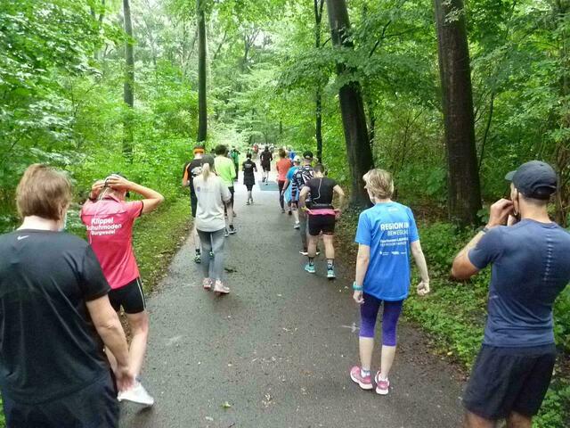 … und vor dem Hänigser Athleten. Der Mundschutz wird in letzter Sekunde abgeworfen.