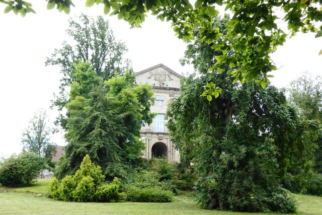 Vom Schlosspark sieht man eine von Doppelsäulen gesäumte Durchfahrt. An der nördlichen dreigeschossigen Hauptfront umschweben im Giebelfeld geflügelte Genien die Wappen von Waldeck und von Nassau-Siegen. Siehe auch: https://www.myheimat.de/diemelstadt/kultur/schloss-rhoden-m2343956,2452041.html

Ab 1648 war Rhoden, während der Regierungszeit des Grafen und späteren Fürsten Georg-Friedrich de facto die Residenzstadt Waldecks. Seine Frau war Elisabeth Charlotte﻿, Tochter des Grafen Wilhelm von Nassau-Siegen.