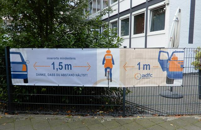 "Danke, dass Du Abstand hältst!" Eins der beiden ADFC-Banner am Zaun der Kranken- und Altenpflegeeinrichtung Sonja Vorwerk-Gerth mbH  an der Einmündung des Vosskamp in die Kastanienallee. 1,5 m Mindest-🚘/🚲-Überhol-Abstand: Schön wäre es, gerade dort ... und dringend(st) erforderlich!