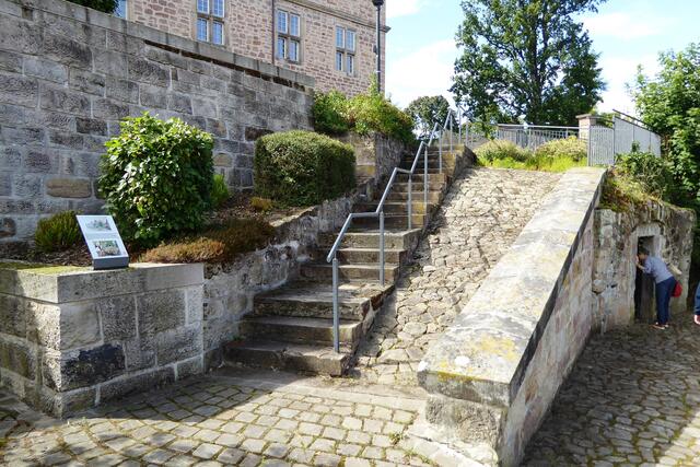 Aufgang zum Schloss aus dem Park über Kellergewölben. Das Schloss wurde 1920 Eigentum des Freistaats Waldeck-Pyrmont und kam schließlich an die Waldeckische Domanialverwaltung, die noch heute Eigentümer des Schlosses ist. Es wurde von 2013 bis 2016 saniert und beherbergt heute den Hauptsitz der Verbands-Energie-Werk Gesellschaft für Erneuerbare Energien mbH (VEW). Weitere Mieterin ist deren Muttergesellschaft Energie Waldeck-Frankenberg (EWF).