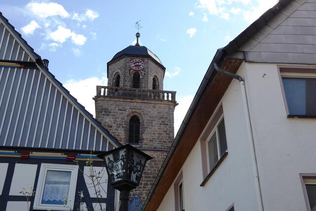 Die Stadtkirche, die unterhalb des Schlosses liegt, wurde nach einem Brand von 1735 ab dem Folgejahr nach Plänen des waldeckischen Baudirektors Julius Ludwig Rothweil sowie seines Sohns Franz Friedrich gebaut. Dabei wurde der von 1592 stammende Kirchturm mitverwendet und erhielt von 1750 bis 1754 einen eingeschossigen Turmaufsatz in achteckiger Form mit Spitzbogenfenstern und einem verschieferten Flachkuppeldach.