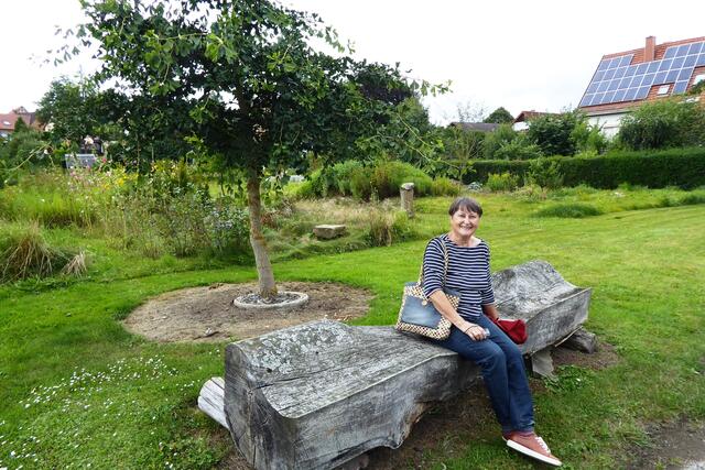 Auf einer anderen Bank hat Barbara Seitz von der GARTEN-ROUTE Eder Lahn Diemel Platz genommen.