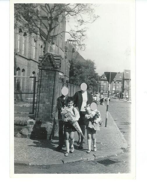 Die Einschulung von Astogets Älterer. | Foto: Unbekannt