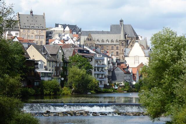 Blick vom Hirsefeldsteg zur Universitätskirche und zur Alten Universität am Lahntor. Das frühere Panorama mit Schlossblick ist „zugewachsen“.