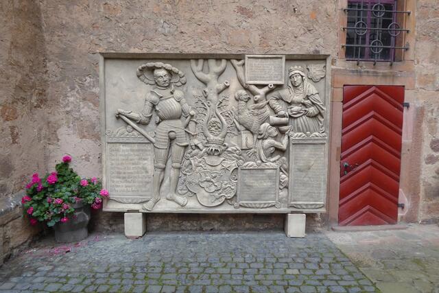Der Philippstein im Schlosshof. Er ist ein Abbild des farbigen Philippsteins im Kloster Haina, der zu den bedeutendsten Denkmälern der Reformation in Deutschland zu zählen ist. Das großformatige Kunstwerk von 1542 des Frankenberger Bildhauers Philipp Soldan zeigt den hessischen Landgrafen Philipp den Großmütigen in seiner Rolle als sozialpolitischer Reformer.