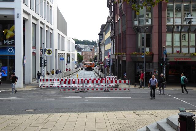 Die obere Gutenbergstraße wird erneuert. In der Bildmitte ist das Psychologische Institut der Philipps-Universität zu sehen.
