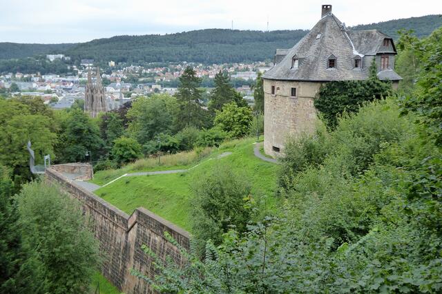 Die Türme der Elisabethkirche und der Hexenturm des Marburger Schlosses.