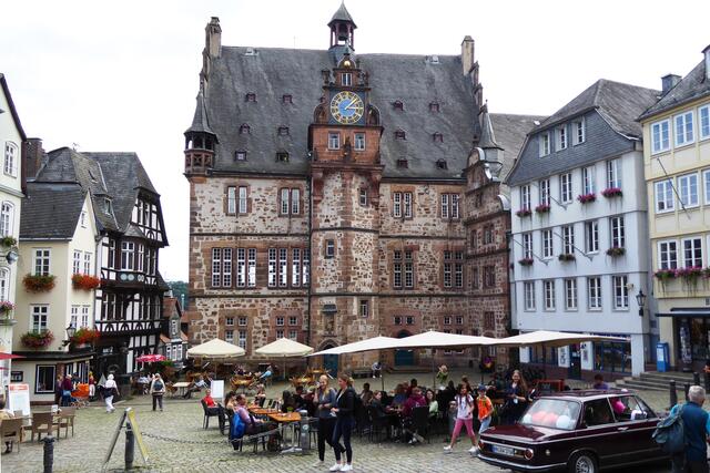 Das Marburger Rathaus am 20.08.2021 um 15 Uhr und 8 Minuten.