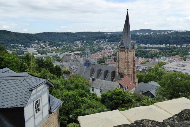 Blick von der Schlossmauer zur Lutherischen Pfarrkirche, rechts daneben das Hauptgebäude des Fachbereichs Rechtswissenschaften anschließend die 2M Marburg Mall in der Universitätsstraße. Das Einkaufszentrum wurde 2019 neu eröffnet. Links steht der Turm der früheren Universitätsbibliothek, rechts daneben ist der vierspurige Erlenring zu sehen.