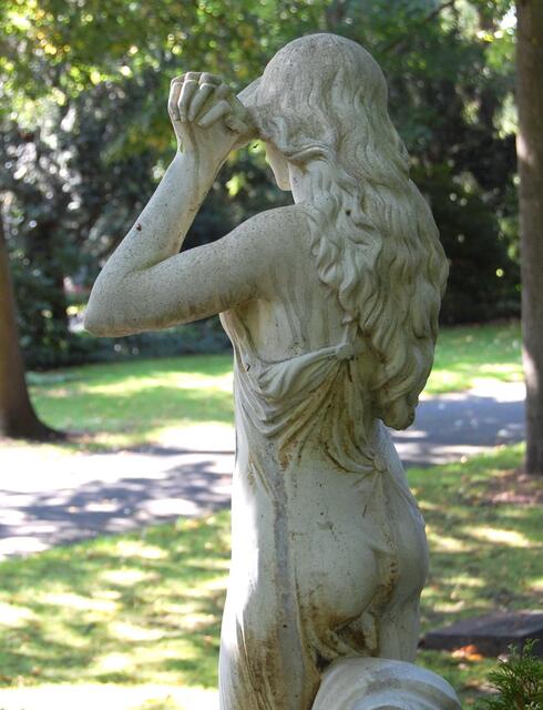 Beim weiblichen Geschlecht hingegen ist die Sachlage klar. Aphrodite, die Göttin der Liebe, der Schönheit und der sinnlichen Begierde, ist wohl nicht zu toppen.