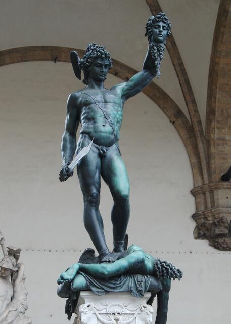 Aber es könnte auch ein Held wie der Halbgott Perseus sein, der der bösartigen Medusa den Kopf abgeschlagen hat.