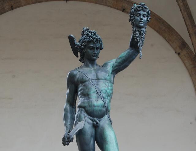 Und das war nun wirklich nicht einfach, denn deren Blick verwandelte jeden, der ihn traf, zu Stein. So war Perseus nicht nur schön, sondern auch noch geschickt.