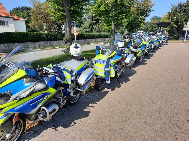 8 x Polizeischutz durch Motorräder