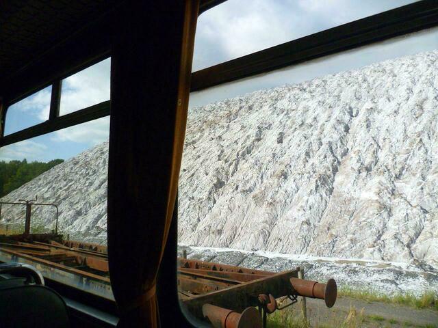 Der rote Brummer erreicht die Abraumhalde von Werk Wathlingen der K + S.