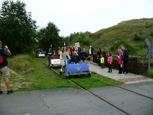 Gut getaktet. Erst müssen die Draisinen von der Strecke, dann kommt der Schienenbus.