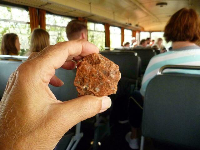 Zu den Erläuterungen wird auch Anschauungsmaterial verteilt.  Im Gegensatz zum farblosen Steinsalz hat Kalisalz oft eine orange-rote bis hellbraune Farbe, hervorgerufen durch eingelagerte Eisenoxide.