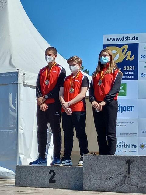 Franziska Thürmer, Phoebe Behre und Phillip Liebrecht (v.r.) sichern sich die Silbermedaille in der Mannschaftswertung Luftpistole Jugend