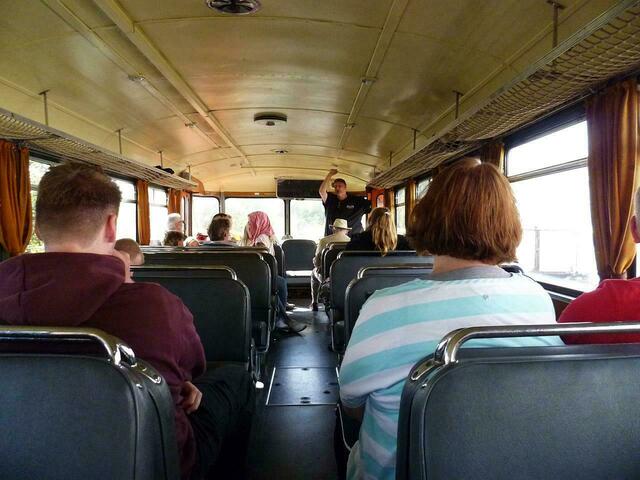 Herr Leiner ist ein Multitalent: Lok- und Fremdenführer, Alleinunterhalter, Maschinist und Vereinsvorsitzender.