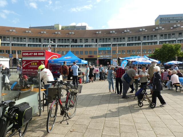 Im Hintergrund der Dreescher Markt