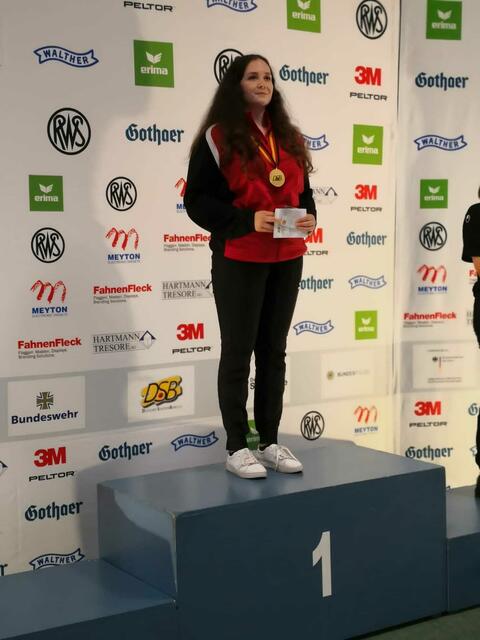 Die Deutsche Meisterin Vanessa Seeger stellt mit spektakulären 578 Ringen den Meisterschaftsrekord bei den Juniorinnen ein.