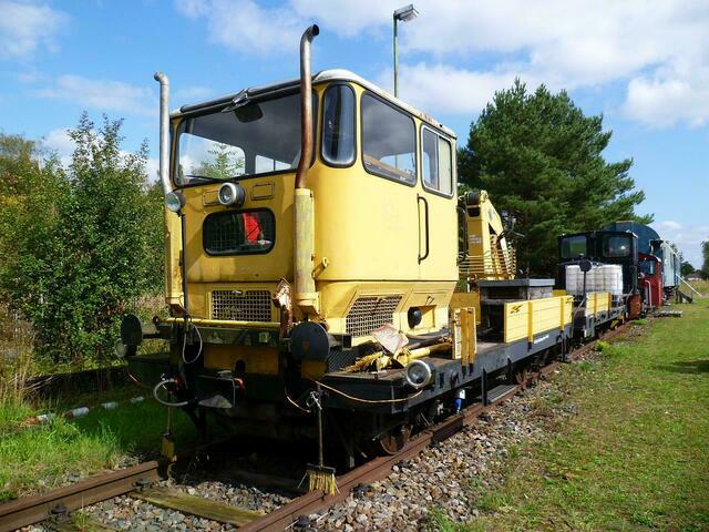 SKL 53 der Kalibahn. Es ist ein Gleiskraftwagen Baujahr 1977 für die Streckenunterhaltung.
