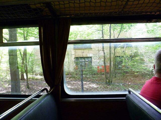 Auf dem Weg von Hänigsen nach Wathlingen kommt der Schienenbus an der ehem. Heeresmunitionsanstalt (MUNA) vorbei. Hier: Ein dreistöckiges Gebäude für die Lagerung der Munition.