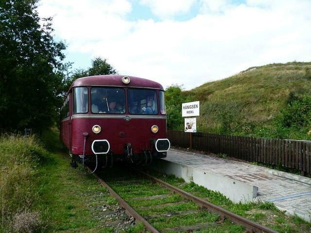 Der Schienenbus „Roter Brummer“ rollt in Gleis 1 in den Bahnhof ein.